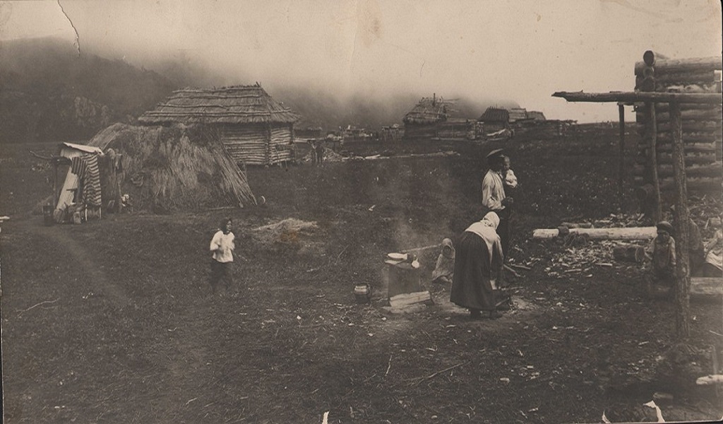 Приготовление ужина переселенцами возле реки Самарги. 1880 год